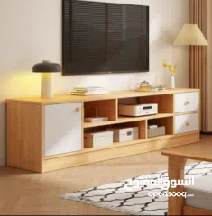  2 خزانة مزنزن تلفزيون خشبية عصرية   تصميم أنيق يجمع بين الخشب الطبيعي والأبواب البيضاء ليضيف لمسة