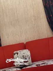  2 غرفة جلوس كبيره حمراء ويوجد معها كوشانات زياده ومساند تعتبر 18 مقعد ضهر باللون الاحمر والمقاعد معرقه