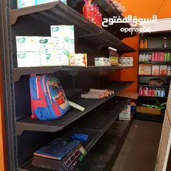  2 رفوف محل بحالة ممتازة وثلاجة مشروبات 3 ابواب وبعض مستلزمات اخرى