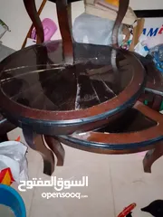  2 طاوله وسط خشب الاصلي استعمال خفيف بس الطاوله الوسطيه وقزاز مكسور فيها للبيع