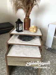 7 طاولة صالة بالون ابيض و خشبي مع تصميم يناسب جميع الديكورات يمتاز بسهولة التنظيف و يحتوي على خزانتين