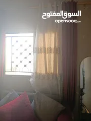  5 طقم كنب 8 مقاعد بحاله جيده مع البرادي مع طاوله لون ابيض وطاوله رخام بالإضافة إلى ديكور شاشه