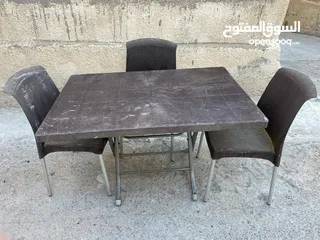  2 اربع طاولات بنية بلاستيك 2 بحالة ممتازة و2 يوجد كسر بسيط 11 كرس بني 4 كرسي سكني مع 4 طرابيزات  بحالة