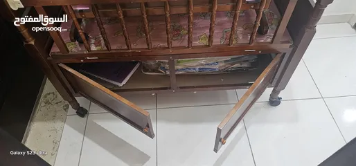  8 تخت اطفال مزدوج 2ب 1 وهدية فرشة لكل تخت +لحاف للتخت الكبير  تخت صغير هزاز وكبير قابل للفتح من الجانب