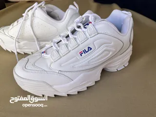  8 •	بوت رياضي أبيض من ماركة Fila اصلي مقاس 40 فقط  • بوت هايكينغ وتسلق اصلي متوفر بمقاسين 39,40
