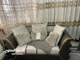  1 طقم كنب فاخر مستعمل + طاولة وسط + طاولتين جانبيتين + سجاد + برادي للبيع