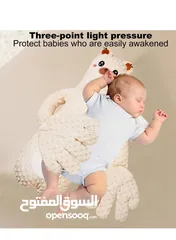  1 وسادة الدب الحاضنة – حضن دافئ ينام فيه طفلك بهدوء وراحة مصممة على شكل دب لطيف بذراعين ناعمتين بيحضنو