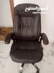  2 كرسي مدير ومكتب وخزانة