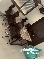  18 اثاث مكتبي كراسي شبك/ مدير جلد /طاولات اجتماعات / مكاتب فردية شبه جديد لمركز دراسي لم يعمل