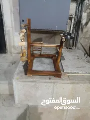  2 ستاندات ببغاء أحجام وأشكال مختلفة من الخشب ومن المعدن متحركه بعجلات وبدون مع صينية واكواخ كلاب