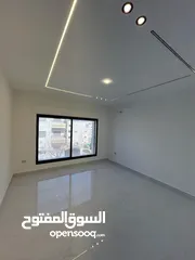  2 شبه ارضي 130 متر مع ترس 90 متر خلف جامعة البتراء في البنيات طريق المطار