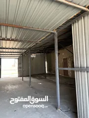  7 مخازن على شارع رئيسي مع هنجر كبير