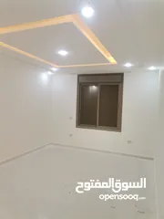  2 شقه فخمه 170م ثاني فني للبيع على شارع البترا بالقرب من اربد مول قراند مقابل بيت البن البرازيلي