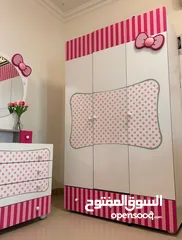  1 طقم لغرف نوم البنات-تسريحه و خزانة ملابس بشعار hello kitty