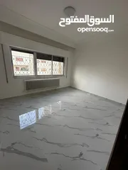 3 شقة واسعة و مجددة بالكامل للإيجار- الصويفية - خلف المدرسة الأمريكية - طابق ثاني . العمارة 6 شقق فقط