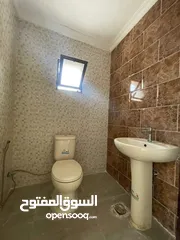  17 شقه شبه ارضيه 153م مع تراس للبيع على شارع البترا مقابل اربد مول غراند وكازيه الرجوب