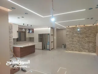  16 للايجار شقه ارضيه مدخل مستقل مع ساحه 200 متر