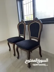  11 كرسي خشب زان فاخر للبيع  تصميم أنيق ومخملي، بحالة ممتازة جدًا  يضيف لمسة فخامة لأي مكان