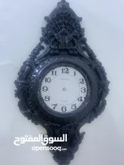  1 ساعه حائط انتيكا قديمه بشكلها حلوه لون اسود