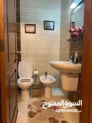  8 شقة طابق اخير مع روف بإطلالة مفتوحة في منطقة الكرسي للبيع من المالك مباشرة
