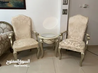  1 كرسيين وطاوله للبيع