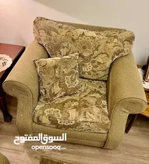  4 غرفة صالون كاملة متكاملة ( كنبيات وسجادة و برداي). مستعملة سنة واحدة فقط. .