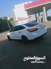  2 فورد فوكس 2012 للبيع ماتور 1600 بنزين اوتوماتيك مكسور عليها شهرين ترخيص السياره تأمينها ساري لمده سن