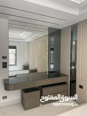  27 تفصيل وتركيب كافة اعمال السكوريت والشور بوكس ومرايا البقلاوة والديكور ومرايا الانارة