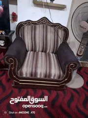 4 متاح طقم كنب 9 مقاعد مع 3 طاولات بحالة جيدة للبيع اقرء الوصف