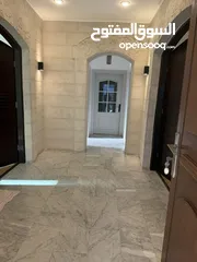  9 مكتب للايجار طابق ارضي مساحه 190متر الجاردنز قرب دوار الواحه