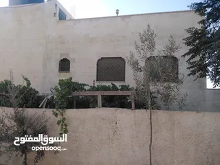  3 بيت مستقل للبيع في منطقة العبدلية بالقرب من مسجد خالد بن الوليد