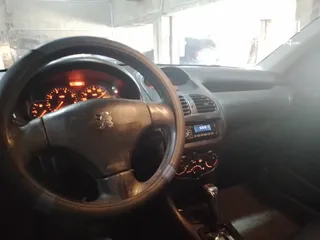 8 سياره بيجو  206  موديل  2006  للبيع  لون فضي   بحاله جيده جدا