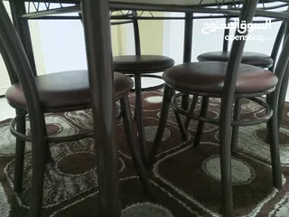  9 طاولة سفرة صغيرة أو مطبخ مع أربع كراسي بحال الجديد