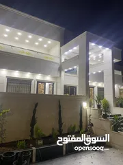  6 فيلا فخمة للبيع