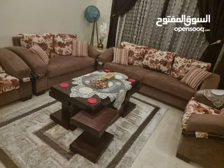  1 طقم كنب للبيع مع الطاولات