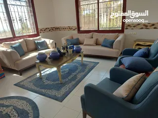  3 طقم صالون بحالة ممتازة جدا شبه جديد واجهزة كهربائية للبيع