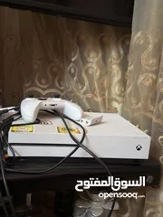  1 XBOX 1cبحاله شبه جديده