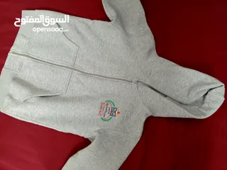  29 ملابس مستعملة لطفلة واحدة العمر من 8-10 سنوات  أغلبهم من شي ان . ورد تاج وهم بحالة ممتازة .