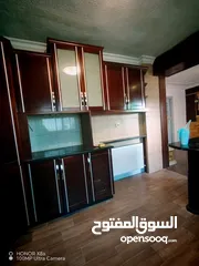  10 شقة للبيع مخدومة مع مصعد طابق اخير حالة ممتازة مطبخ أمريكي حالة ممتازة سكن مرة واحدة