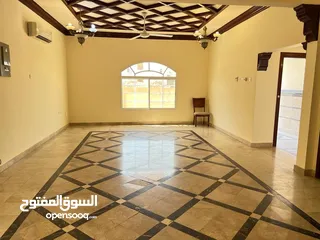  7 للبيع فيلا مميزة كورنر في بوشر قريب المدرسه الامريكيه 4 غرف نوم وصالتين وحوش واسع