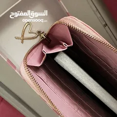  6 جزدان مصاري حجم مستطيل كوبي اول فيكتوريا سيكريت ، اذا بدكم معلومات اكتر تواصلو معي ، لكنو نفس الصور