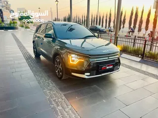  3 كيا نيرو هايبرد 2023 الاضافات الكاملة باللون المميز