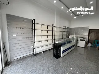  13 ديكور كامل ارفف و ألواح تعليق وبترينات بحالة ممتازة
