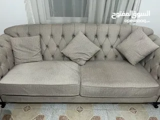  4 كنب تفصيل ما الو غير سنه جديد جديد جديد ولا كانو مستعمل مع طاولات وبرداي وسجادة كلو استعمال سنه فقط