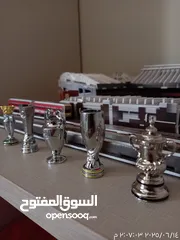  1 كؤوس صغيره الحجم تذكرك في بطولات ناديك المفضل تقدر تاخذ الخمسه كلها او تاخذ بالحبه زي ماتحب والتوصل