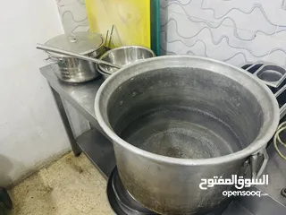  19 عدة مطعم بحالة جيدة جداً للبيع