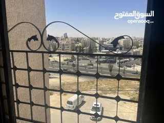  10 شقة واسعة للإيجار ذات اطلالة في شارع الجامعة
