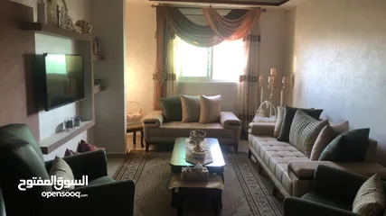  2 طقم كنب 7مقاعد للبيع بسعر ممتاز باللون البيج والاخضر