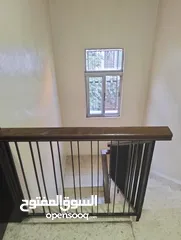  4 دربزين حديدي مستعمل للبيع بحالة الوكالة 5 قطع مع الخشب