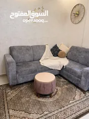  1 طقم كنب كورنر للبيع لون سكني غامق مستعمل استعمال بسيط وما في اي خدش